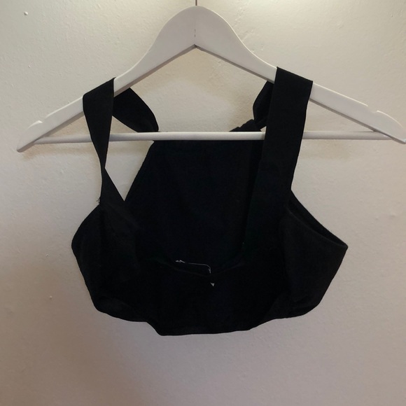 Black Crop-Top ⭐️ ✨2 for $10✨ - Picture 2 of 3